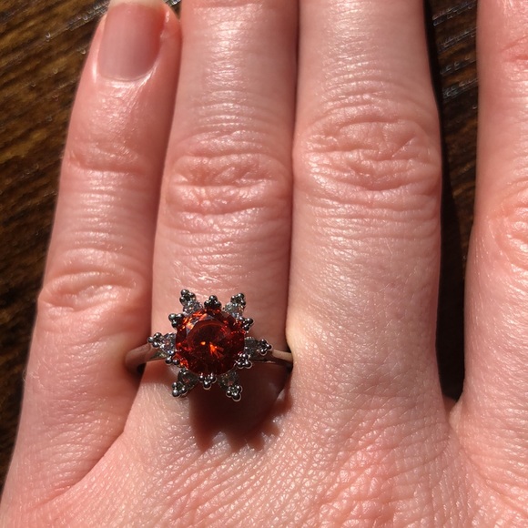 BOGO Costume jewelry ring, size 8 - Picture 3 of 4